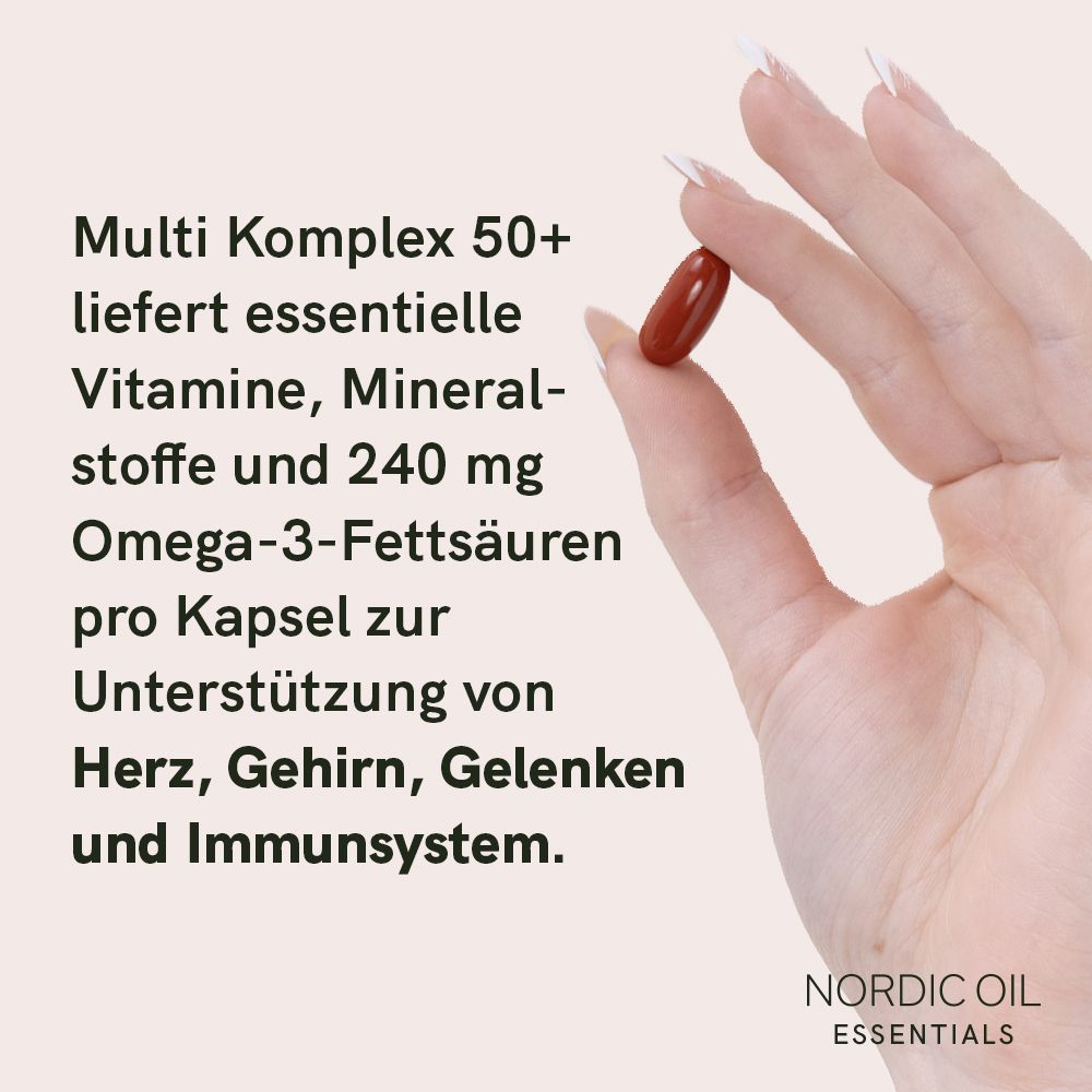 Hand hält eine braune Kapsel. Text: Multi Komplex 50+ liefert essentielle Vitamine, Mineralstoffe und 240 mg Omega-3.