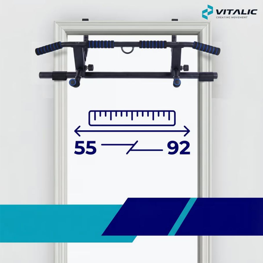 Klimmzugstange für Türrahmen. Verstellbar von 55 bis 92 cm. Schwarze Metallkonstruktion mit blauen Griffen. VITALIC Logo.