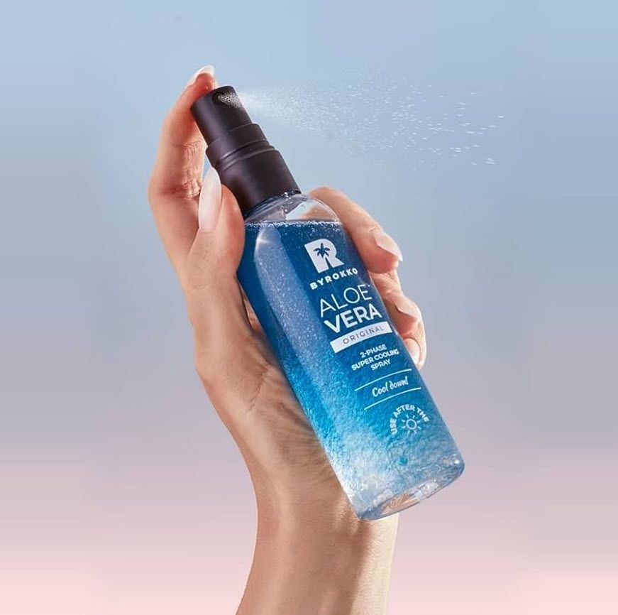 Aloe Vera 2-Phasen-Spray. Blaue Flüssigkeit in einer transparenten Flasche mit schwarzem Sprühkopf. Sprühnebel sichtbar.