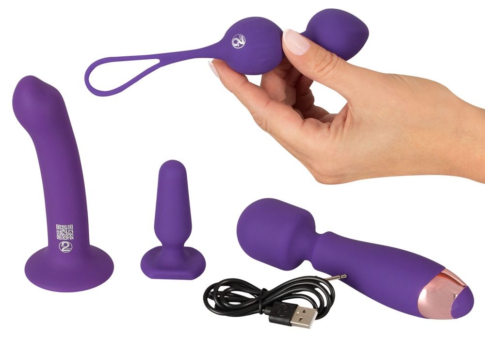 Vibrator, Dildo, Butt Plug und Liebeskugeln. Alle Produkte sind lila. Eine Hand hält die Liebeskugeln.