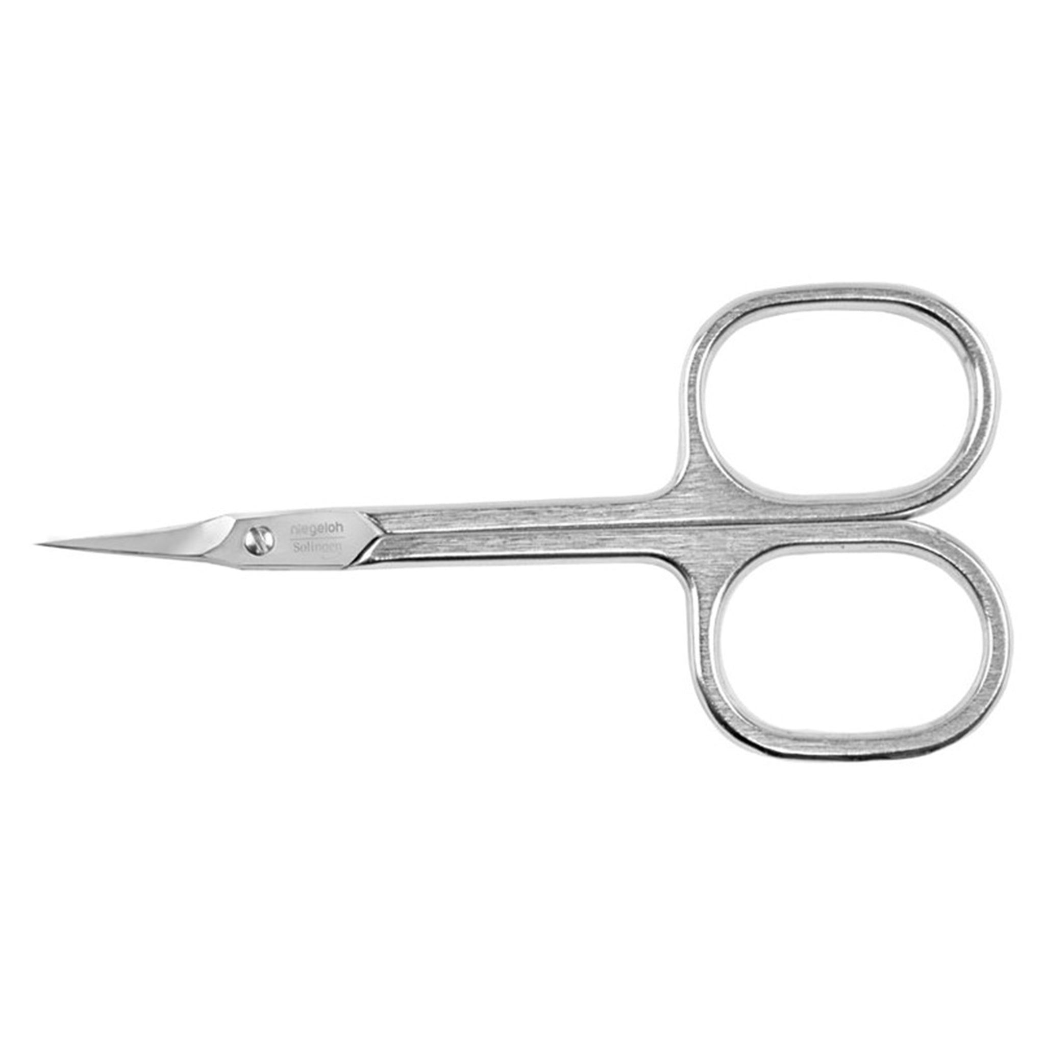 Nagelhautschere mit spitzer Spitze. Metallfarben, mit zwei ovalen Griffen. Auf dem Scherenblatt ist ein Logo zu sehen.