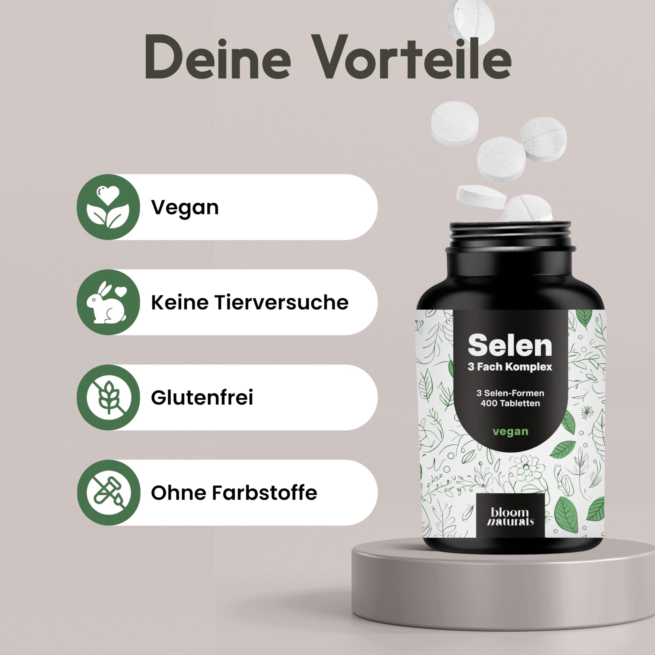 Eine schwarze Flasche mit Tabletten. Text: Selen, 3 Fach Komplex, 400 Tabletten, vegan. Symbole: Vegan, keine Tierversuche, glutenfrei, ohne Farbstoffe.