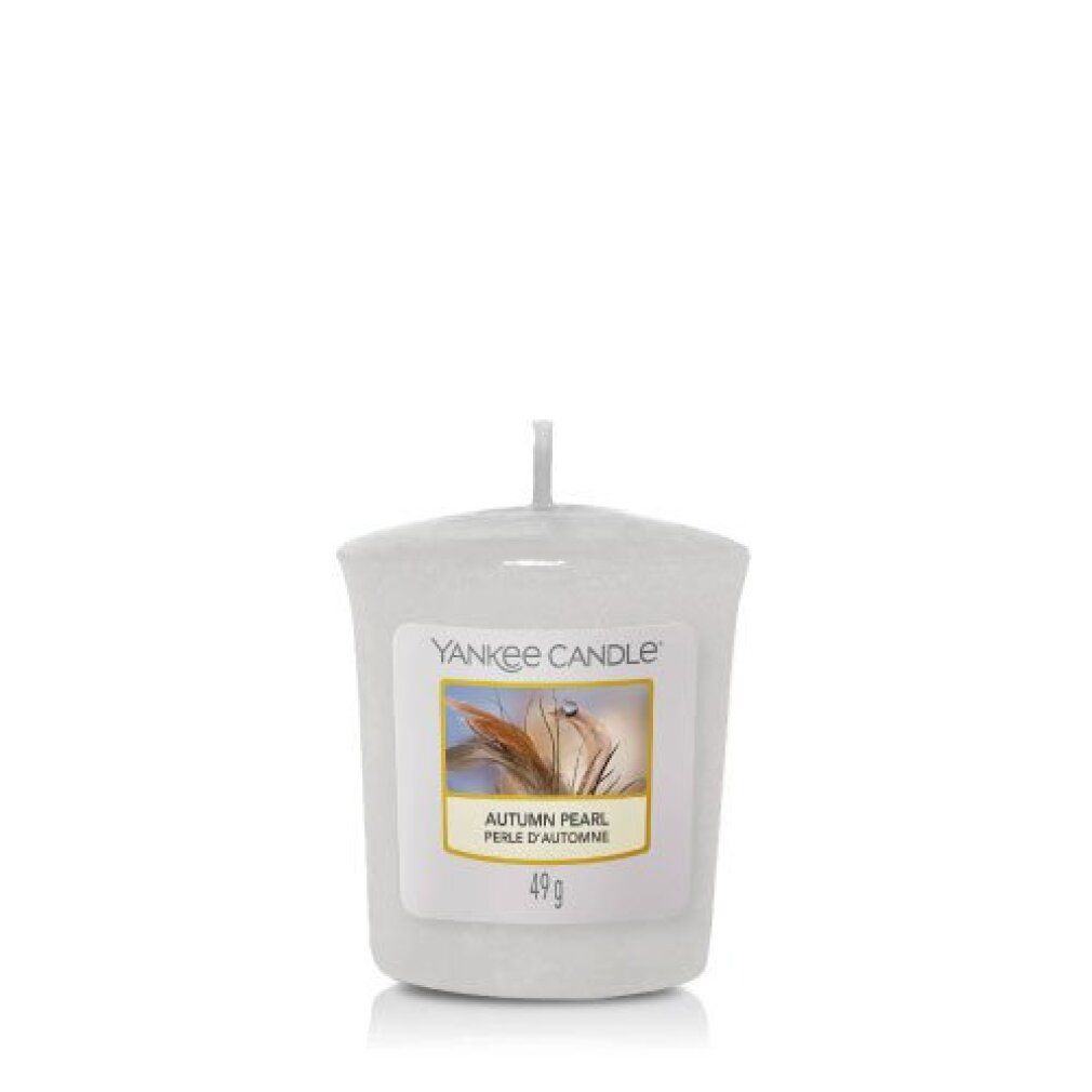 Kerze mit Etikett. Aufschrift: Yankee Candle, Autumn Pearl, 49g.