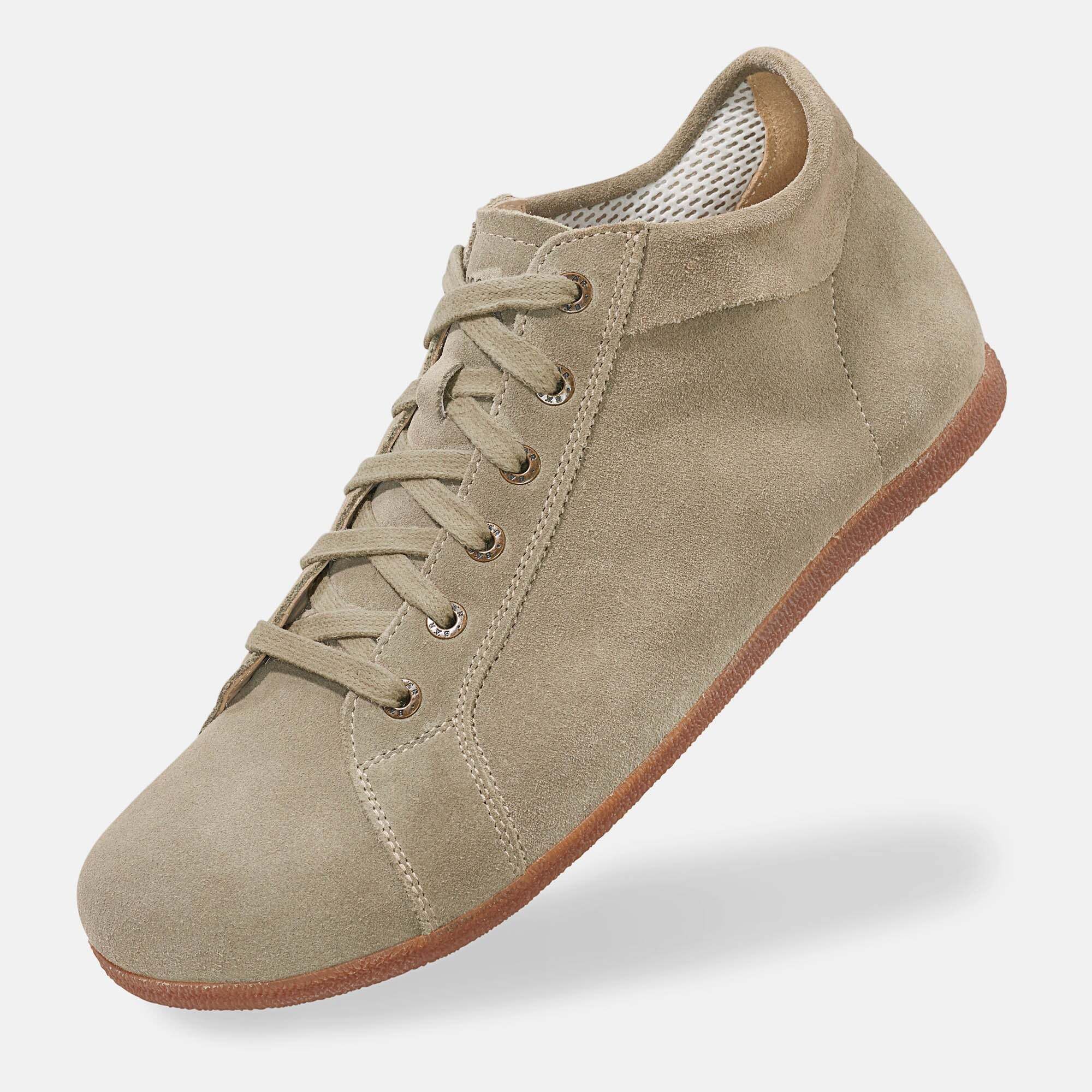 Beige Stiefelette mit Schnürsenkeln. Braune Sohle, helles Innenfutter. Wildleder-Obermaterial. Perspektivische Ansicht.