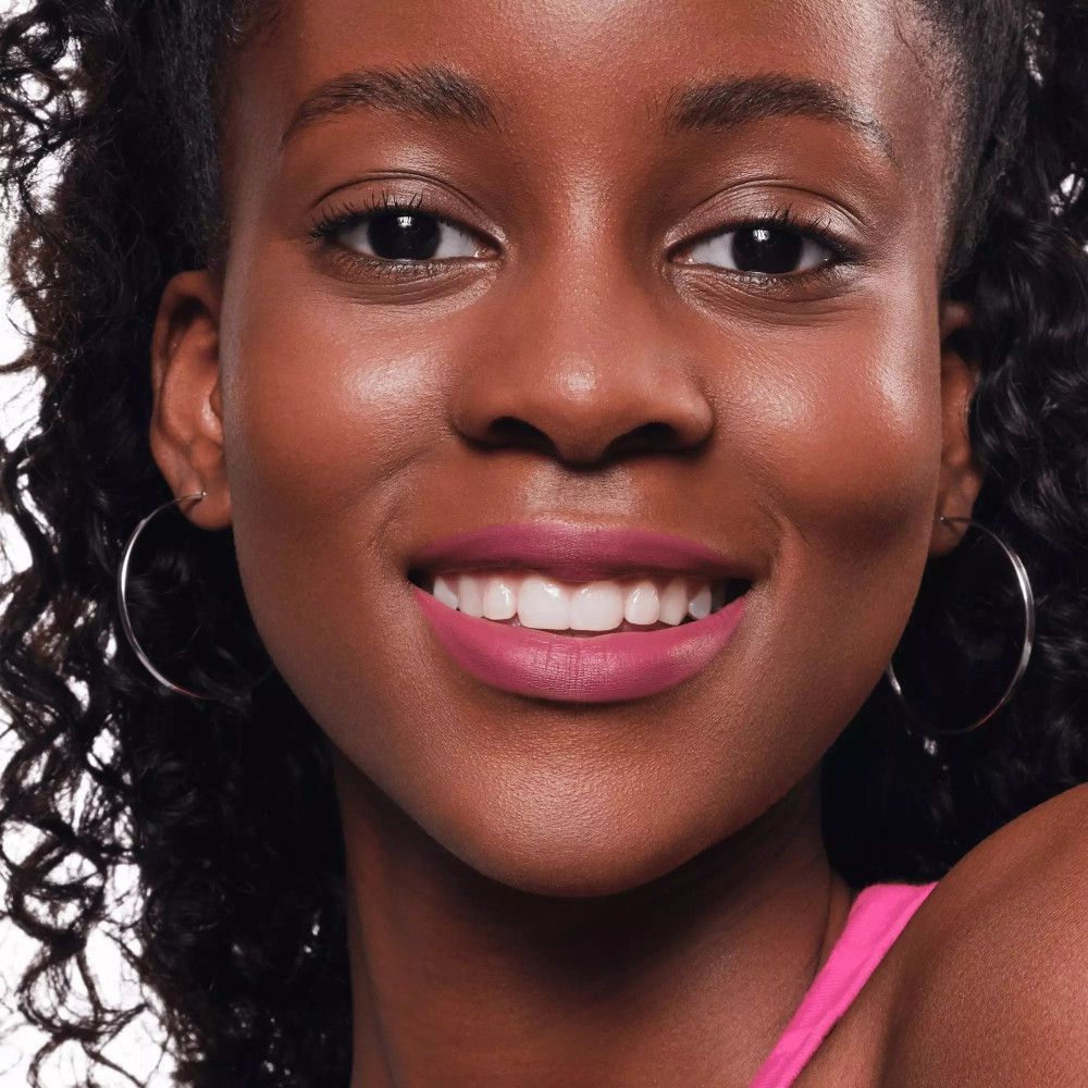 Porträt einer lächelnden Frau mit rosa Lippen. Deutlich sichtbare Lippen.