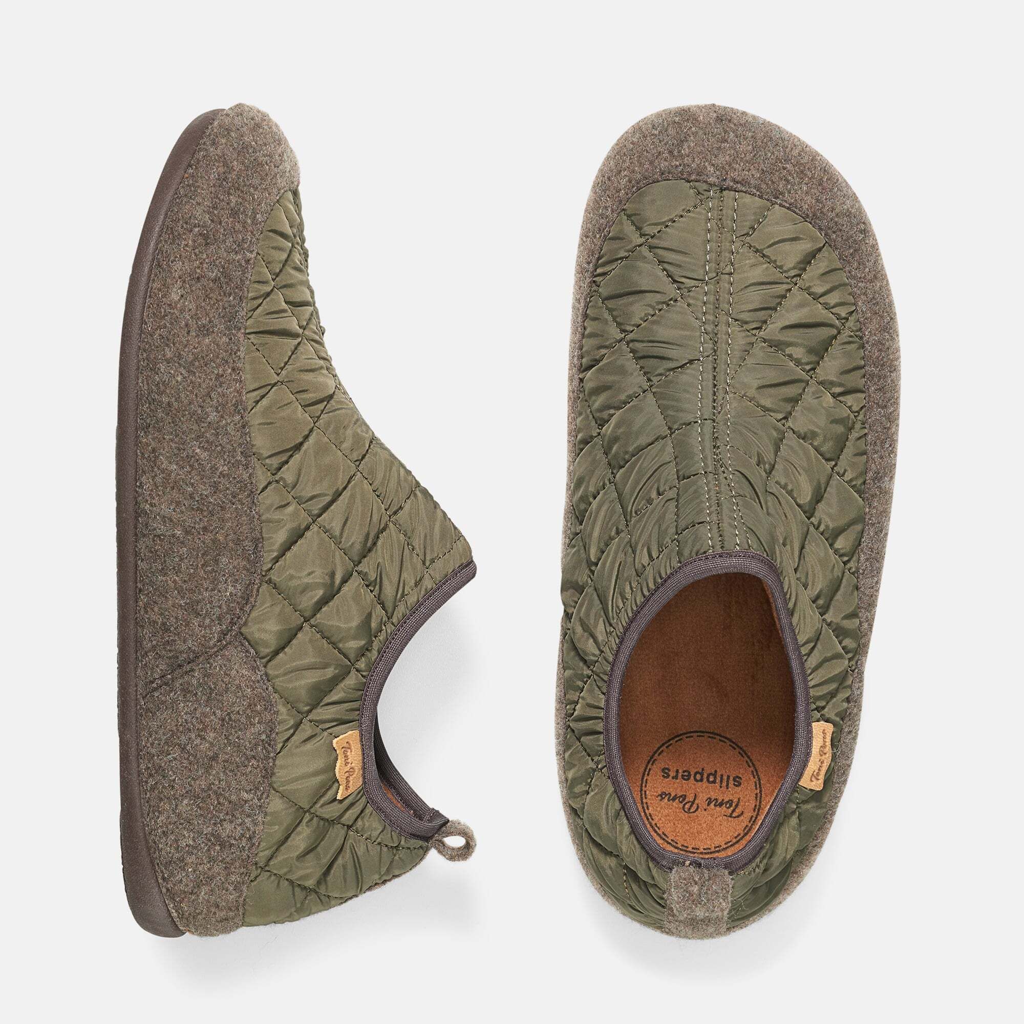 Zwei grüne Stepp-Hausschuhe, Draufsicht. Braune Sohle und Einfassung. Label: Time Tone Slippers.