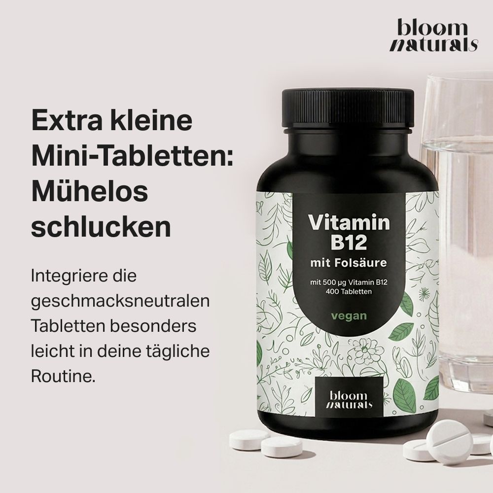 Flasche mit Vitamin B12 und Folsäure Tabletten neben einem Glas Wasser. Text über Mini-Tabletten.