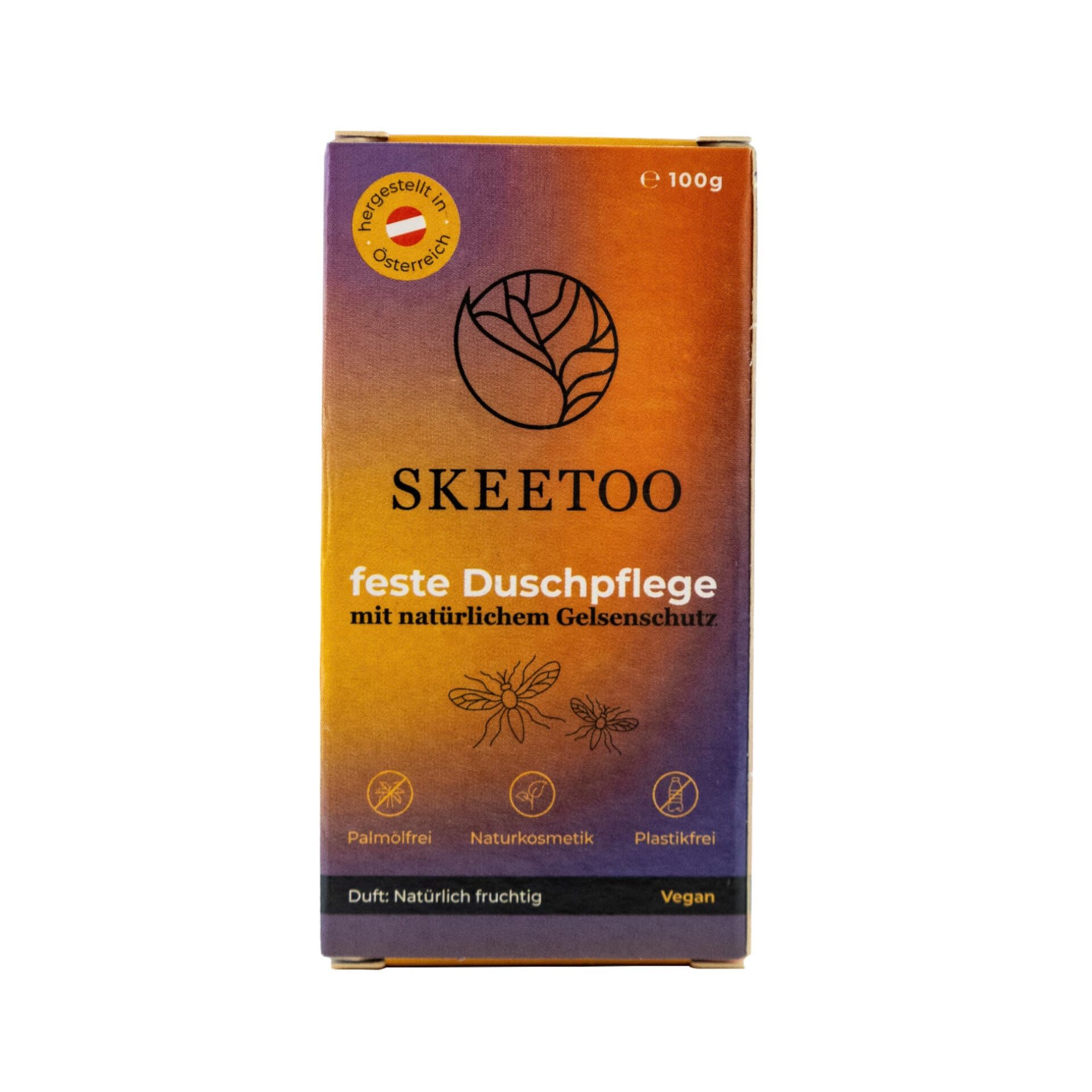 Verpackung mit SKEETOO-Logo und Text: feste Duschpflege mit natürlichem Gelsenschutz. Mit Zertifizierungen und Fruchtdekor.
