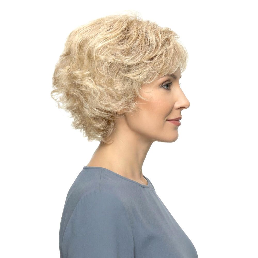 Blonde, gewellte Kurzhaarperücke. Frau mit blauem Oberteil, Seitenansicht.