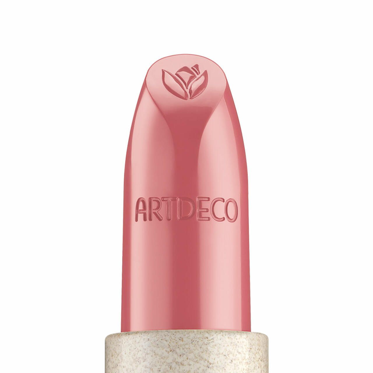 Nahaufnahme des Lippenstiftendes. Rosa Lippenstift mit eingeprägtem Blütenmotiv und Artdeco-Logo.