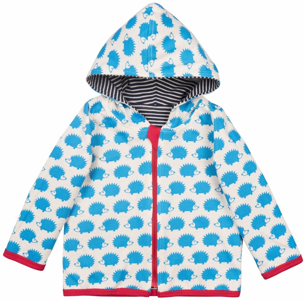 Wendejacke mit blauem Igelmuster auf weißem Grund. Kapuze und Reißverschluss. Roter Saum und Bündchen. Innen gestreift.