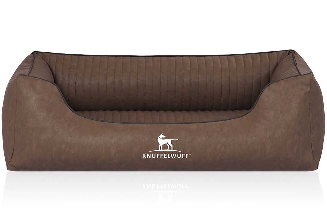 Braunes Hundebett mit gesteppter Oberfläche und dem Logo von Knuffelwuff. Rechteckige Form mit erhöhten Seiten.