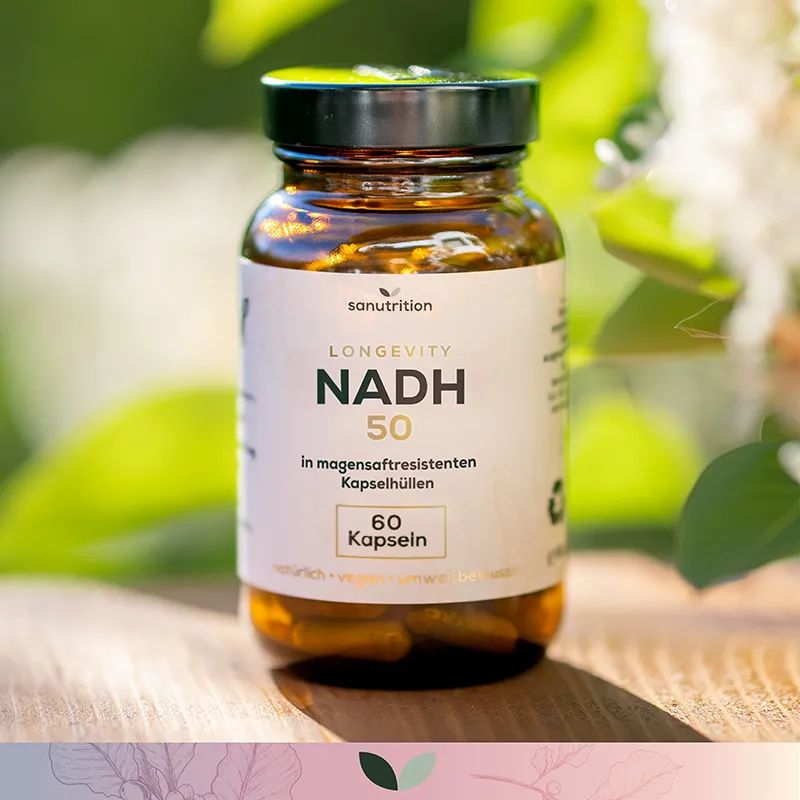 Sanutrition NADH 50 mg Kapseln in Braunglasflasche, im Freien auf Holz platziert.