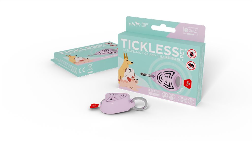 Ein rosafarbener Zecken- und Flohabwehranhänger neben seiner Verpackung.