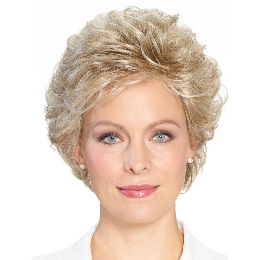 Blond gelockte Perücke. Frontale Ansicht einer Frau mit Perücke. Kurze, lockige Frisur. Helle Haarfarbe.