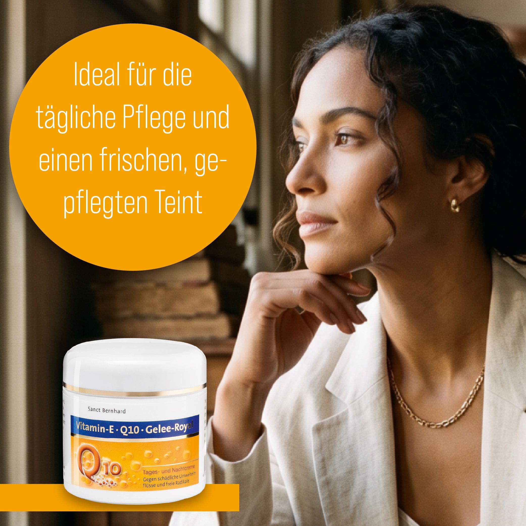 Frau blickt nachdenklich nach rechts. Daneben ein runder gelber Kreis mit Text. Unten rechts eine Dose Creme.