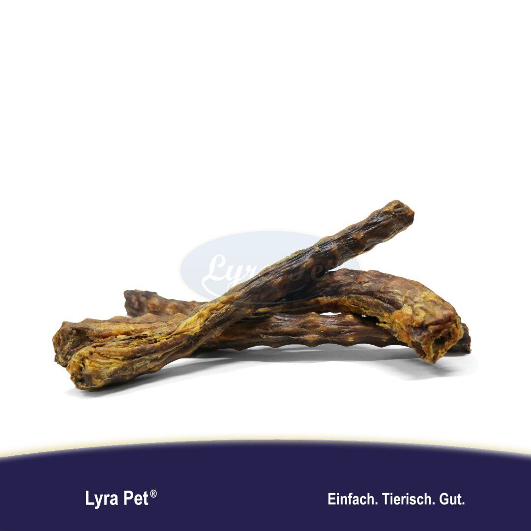 Getrocknete Gänsehälse. Drei Stücke liegen auf weißem Hintergrund. Produktname Lyra Pet® und Slogan.