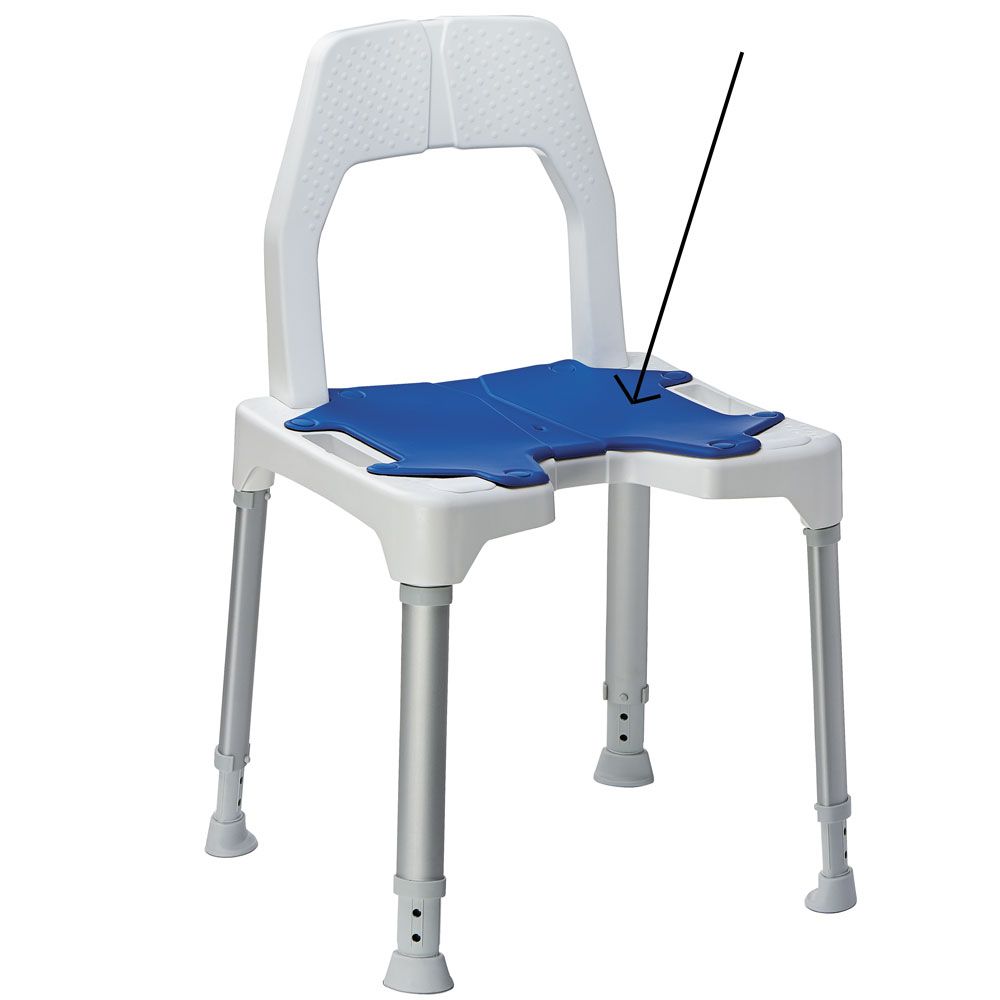 Blauer Sitzpad auf einem weißen Duschstuhl. Höhenverstellbare Beine. Sitzpad mit Aussparung.