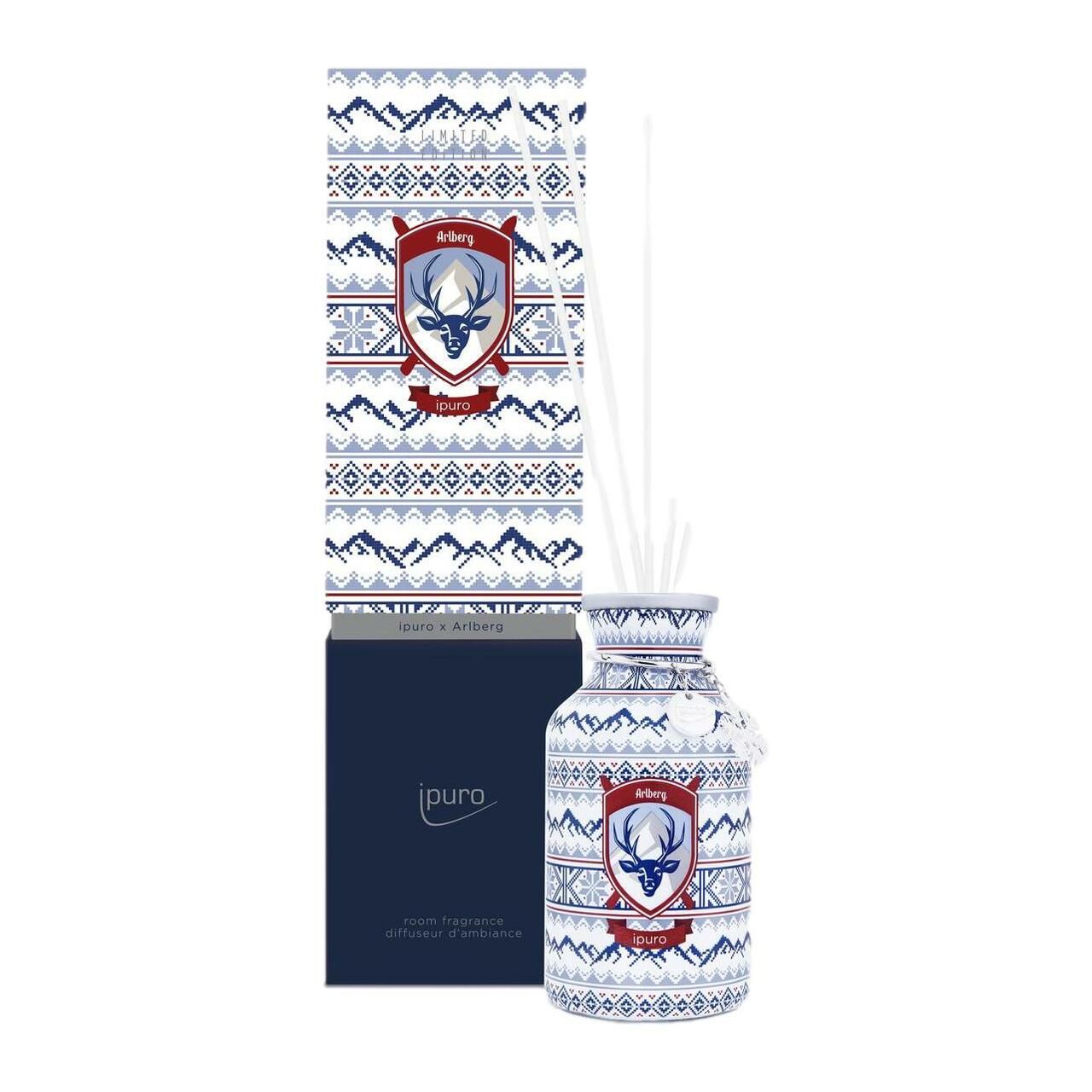 Raumduft-Diffusor mit Stäbchen und Verpackung. Weiß-blaues Muster mit Hirsch-Emblem. "Ipuro" und "Arlberg" Schriftzug.