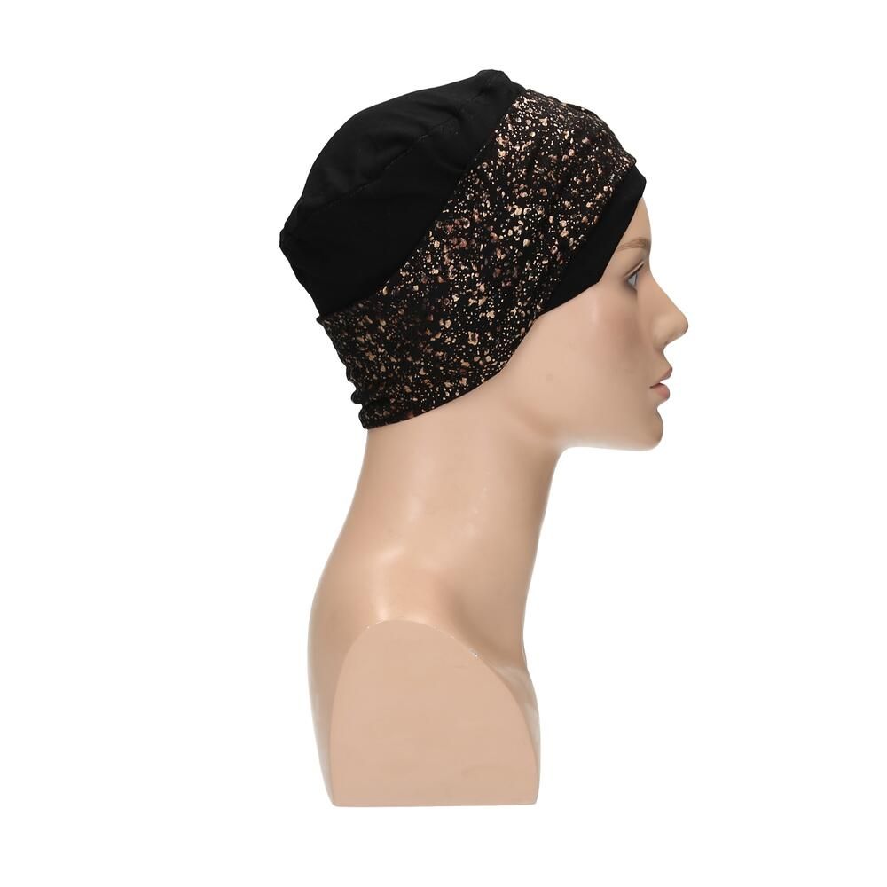 Schwarzer Turban mit goldfarbenem Muster auf einer Schaufensterpuppe. Seitenansicht.