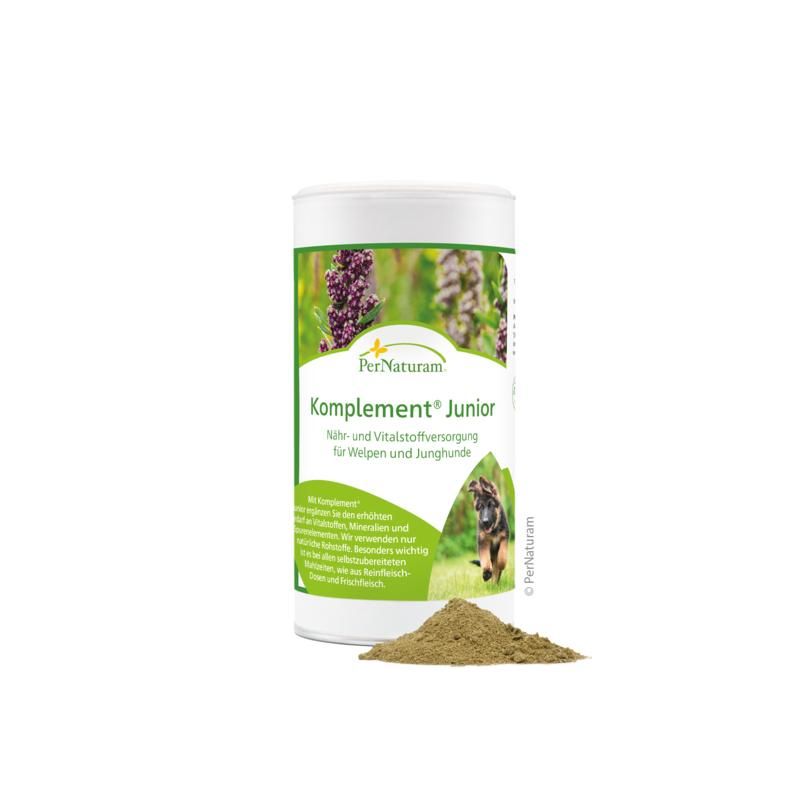 PerNaturam Komplement Junior Dose mit Produktinformationen und Logo. Pulver auf weißem Untergrund.