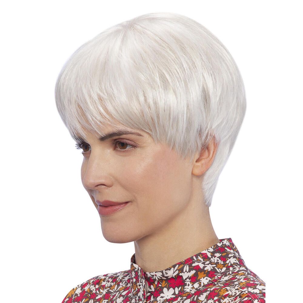 Seitenansicht einer Frau mit silberner Kurzhaarperücke. Die Perücke hat einen Pony. Die Frau trägt ein Oberteil mit Blumenmuster.