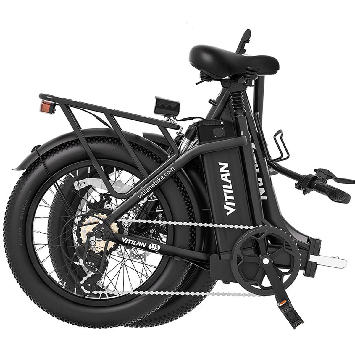 Gefaltetes schwarzes Elektrofahrrad mit breiten Reifen. Marke VITILAN.