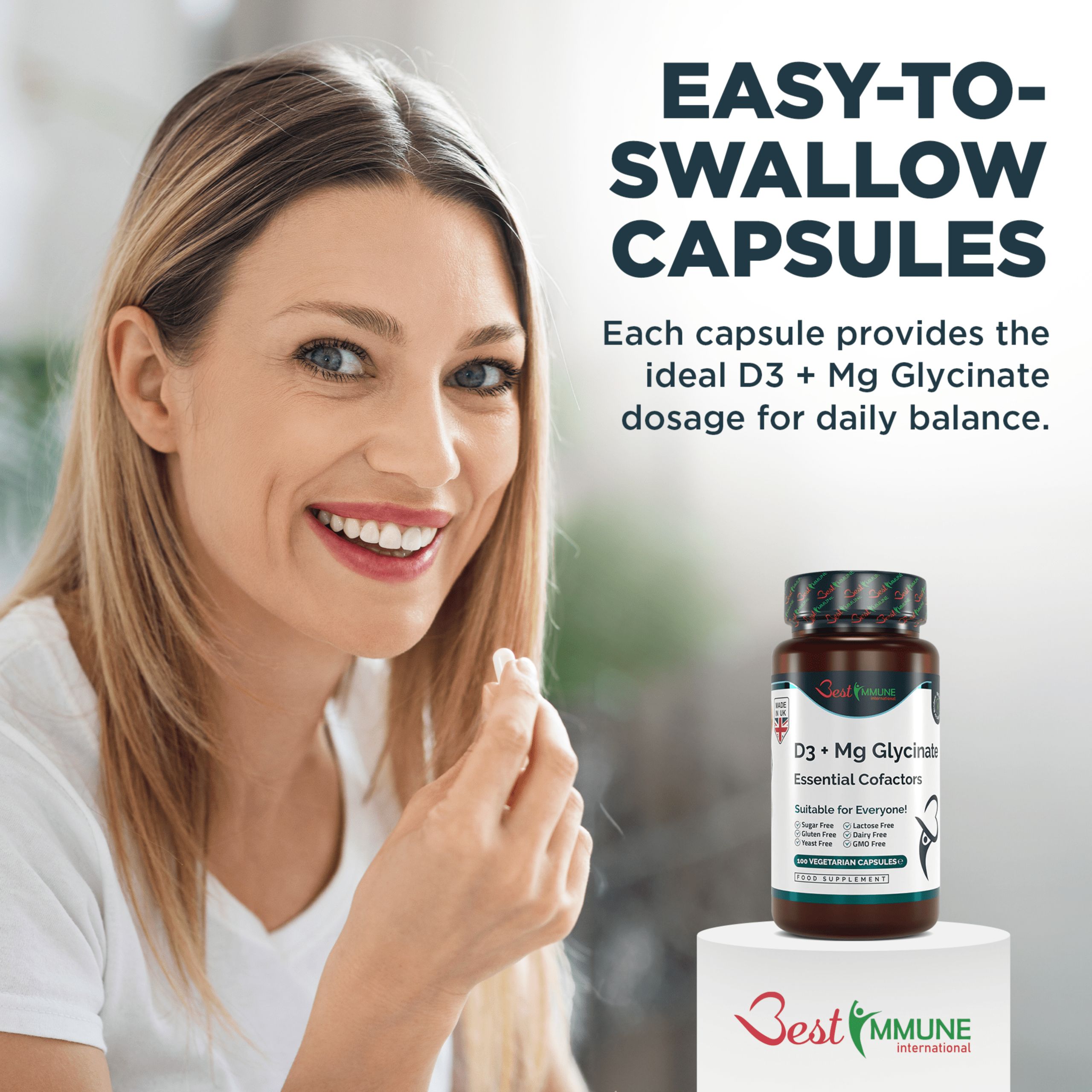 Frau hält Kapsel. Flasche mit Kapseln im Hintergrund. Aufschrift: D3 + Mg Glycinat. Für tägliches Gleichgewicht.
