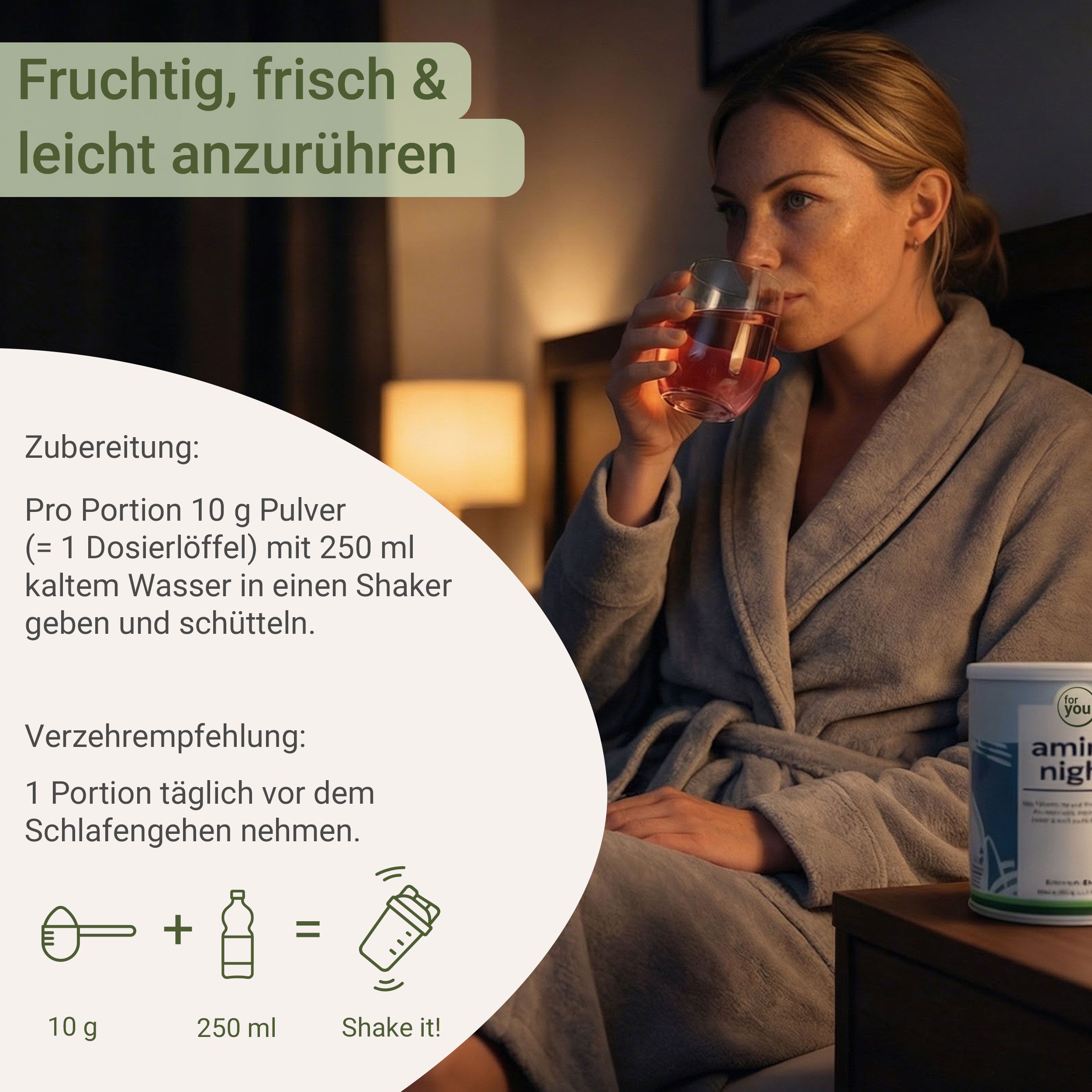 Frau trinkt Getränk. Text: Zubereitung: 10g Pulver mit 250ml Wasser. Verzehrempfehlung: 1 Portion täglich vor dem Schlafengehen.