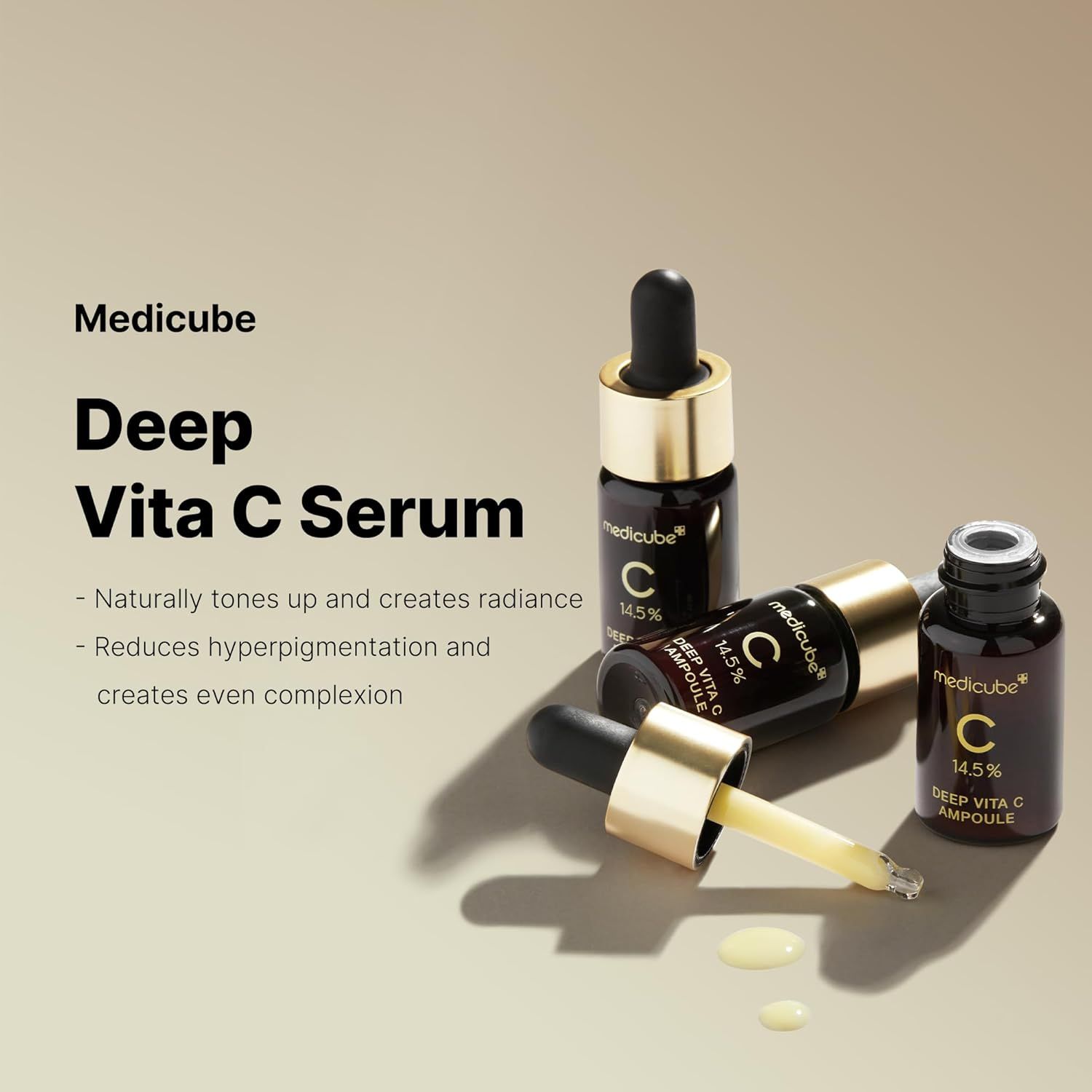 Drei Flaschen MEDICUBE Deep Vita C Serum. Eine mit Pipette, Serum tropft. Aufschrift: C 14,5%.