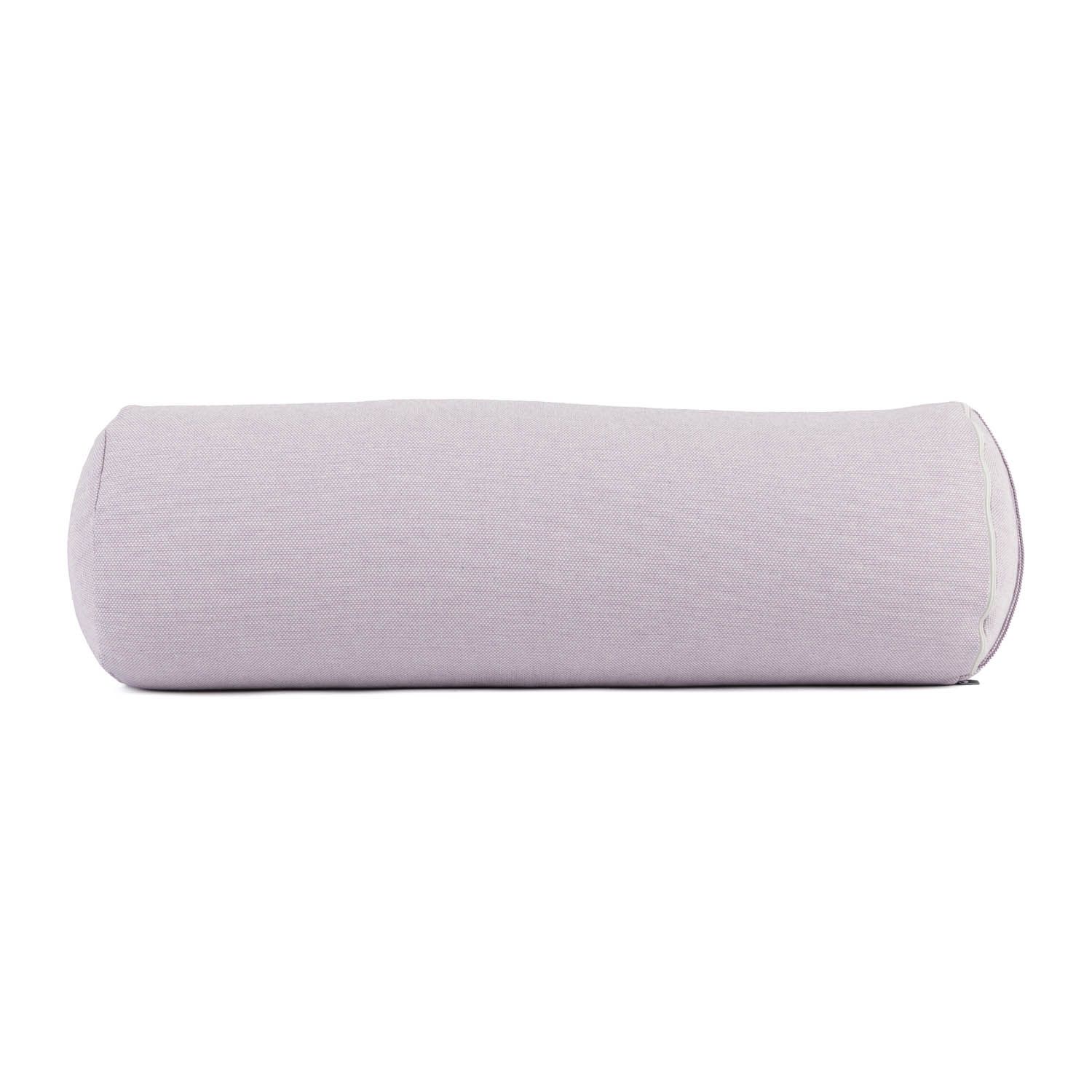 Zylindrisches Yoga-Bolster in Hellviolett. Stoffbezug mit hellgrauer Paspelierung. Enden abgerundet.