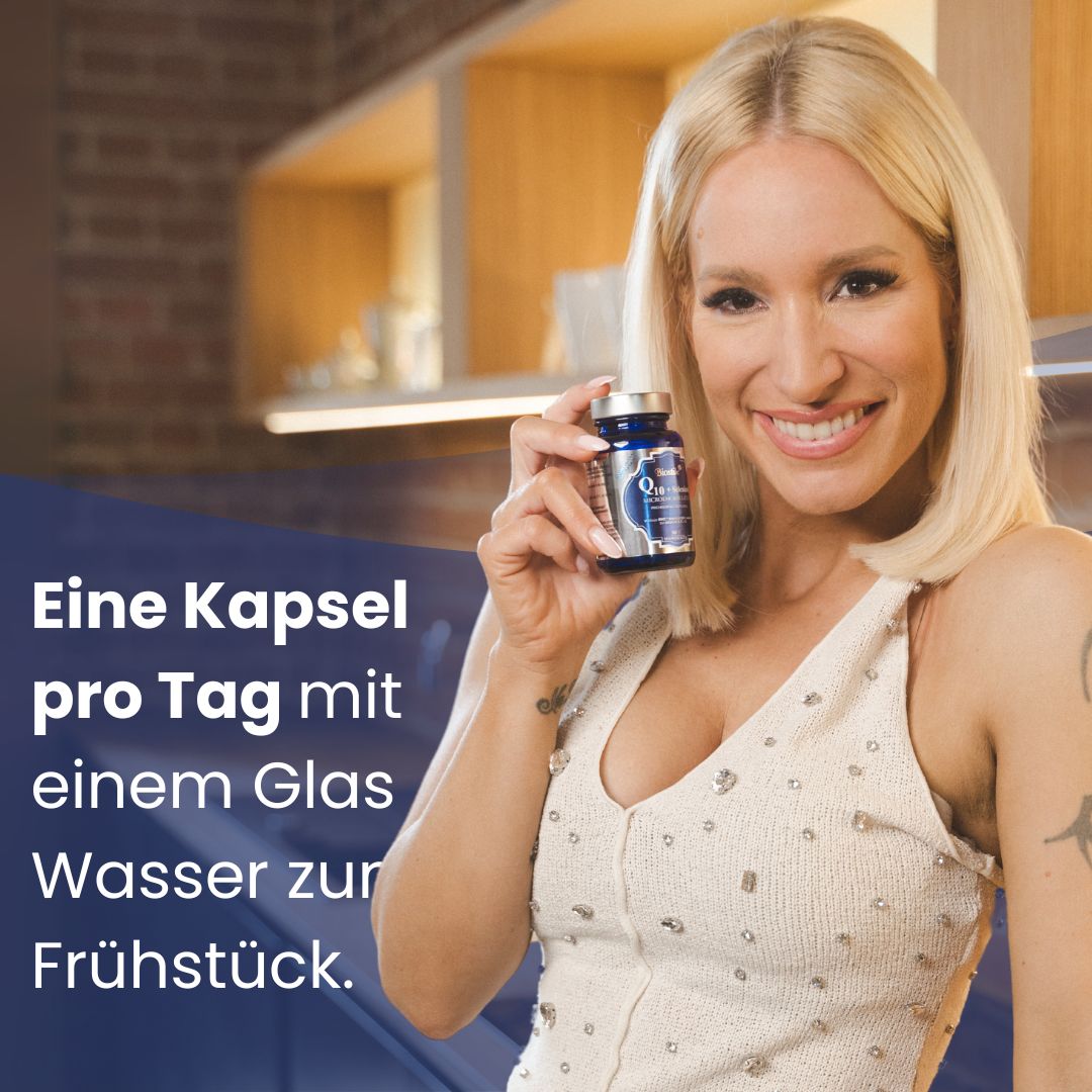 Person hält eine blaue Flasche. Text: Eine Kapsel pro Tag. Person lächelt. Hintergrund: Küche.