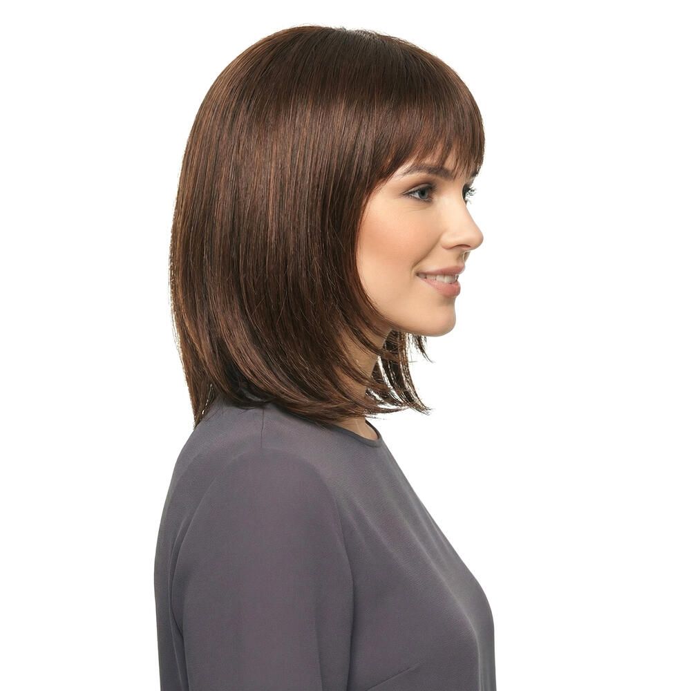 Perücke Mola von trendhair, braun, mit Pony und schulterlangem Schnitt. Dreiviertelansicht einer Frau.