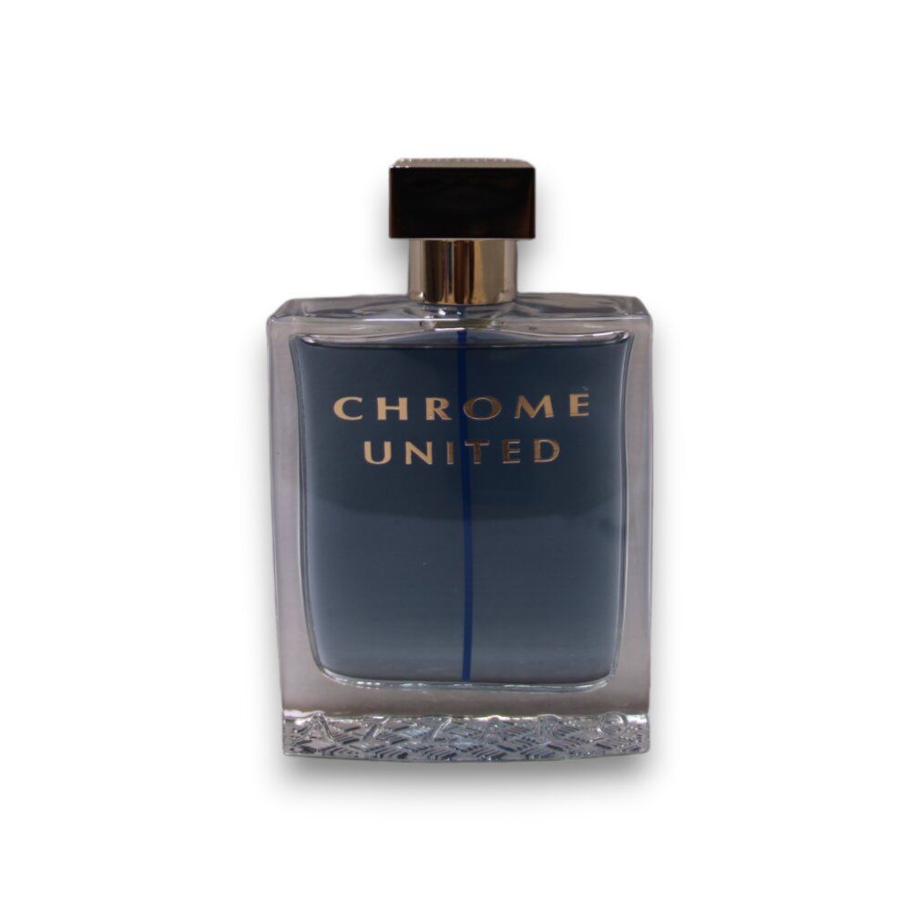 Dunkelblaues Eau de Toilette Flakon. Der Flakon hat eine rechteckige Form mit schwarzem Verschluss. Aufschrift: CHROME UNITED.