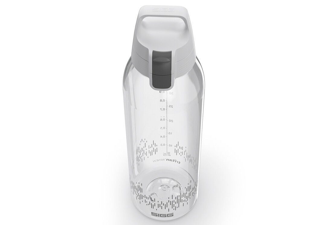 Transparente Trinkflasche mit weißem Deckel und Tragegriff. Skala und Muster am Boden. SIGG-Logo sichtbar.