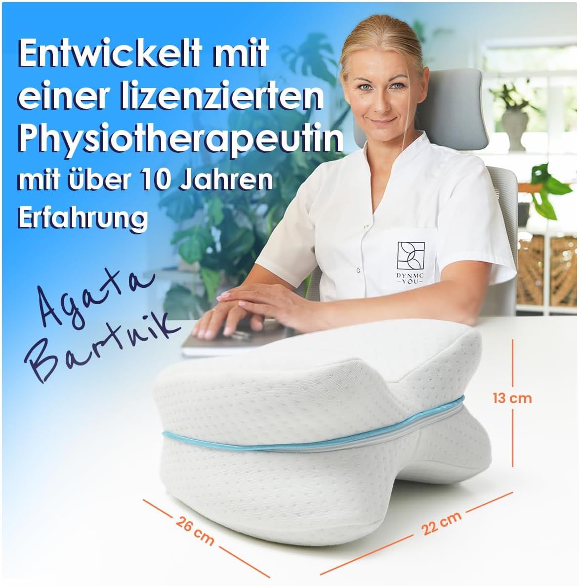 Frau mit Kniekissen. Text: Entwickelt mit einer lizenzierten Physiotherapeutin. Maße: 26x22x13cm. Logo: DYNMC YOU.