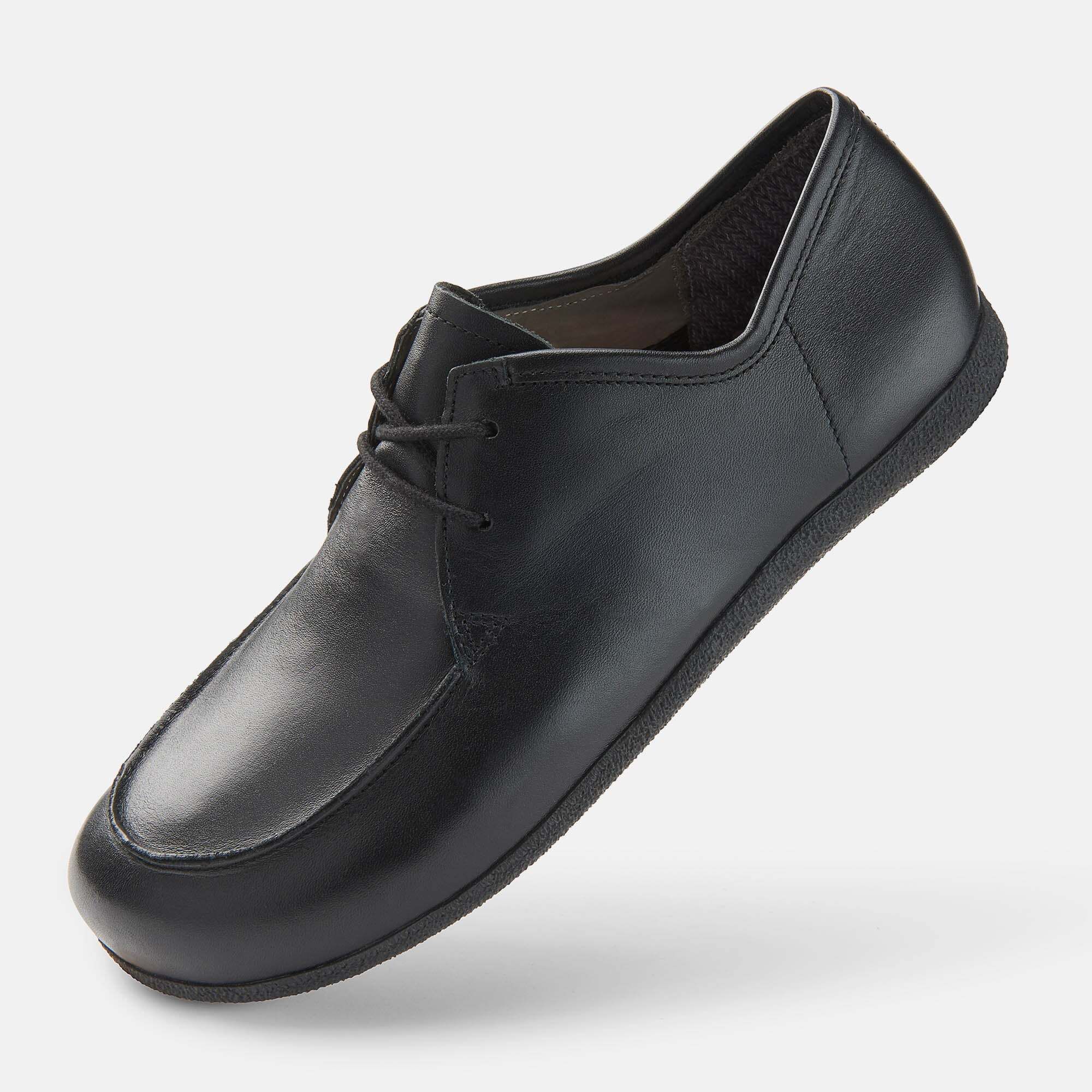 Schwarzer Damen-Schnürschuh aus Leder, Seitenansicht, breite Passform.