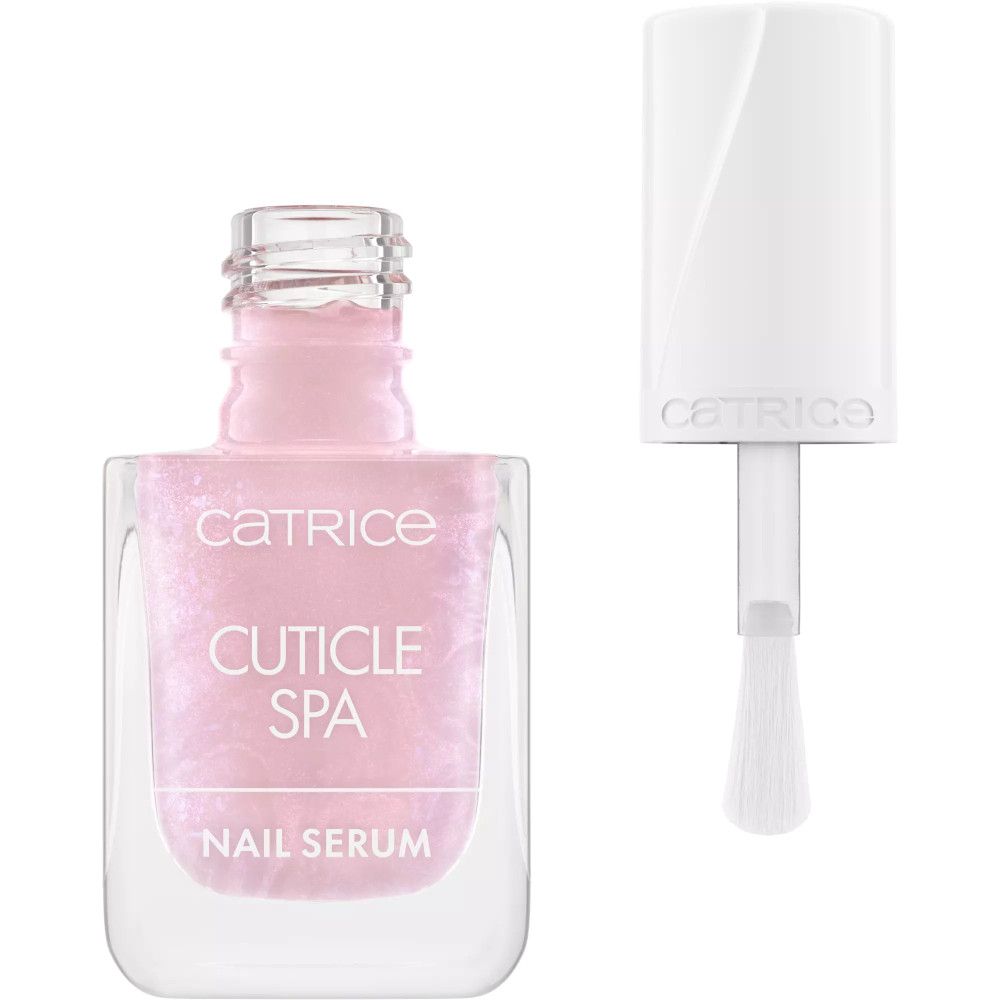 Nagelserum-Flasche mit separatem Pinsel und Deckel. Aufschrift: Catrice, Cuticle Spa, Nail Serum. Rosa Flüssigkeit sichtbar.