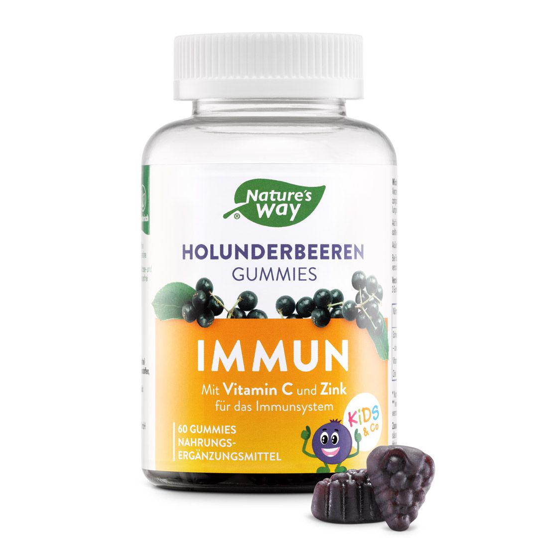 Klare Flasche mit weißen Deckel. Etikett mit Produktnamen, Holunderbeeren-Illustration und 'IMMUN'. Zwei Gummibärchen daneben.