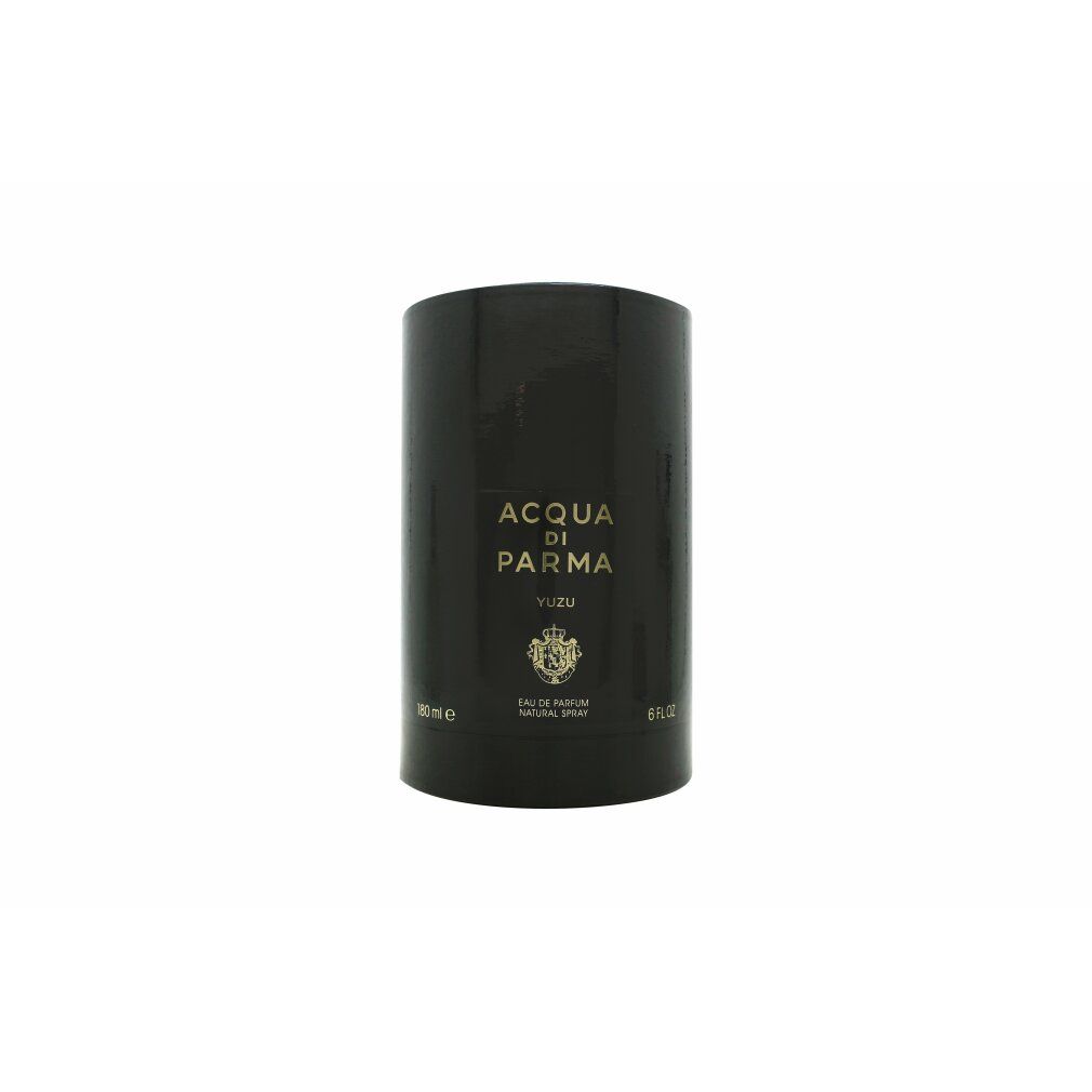 Zylindrische, schwarze Verpackung. Aufschrift: Acqua Di Parma, Yuzu. Logo und Text in Gold. Eau de Parfum Natural Spray.