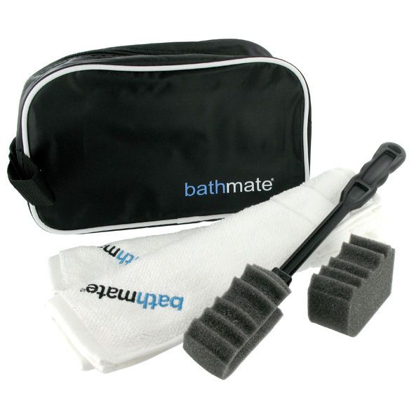 Schwarze Tasche, Zubehör, zwei Schwämme, Reinigungsbürste, zwei Tücher mit bathmate-Logo. Verschiedene Elemente.