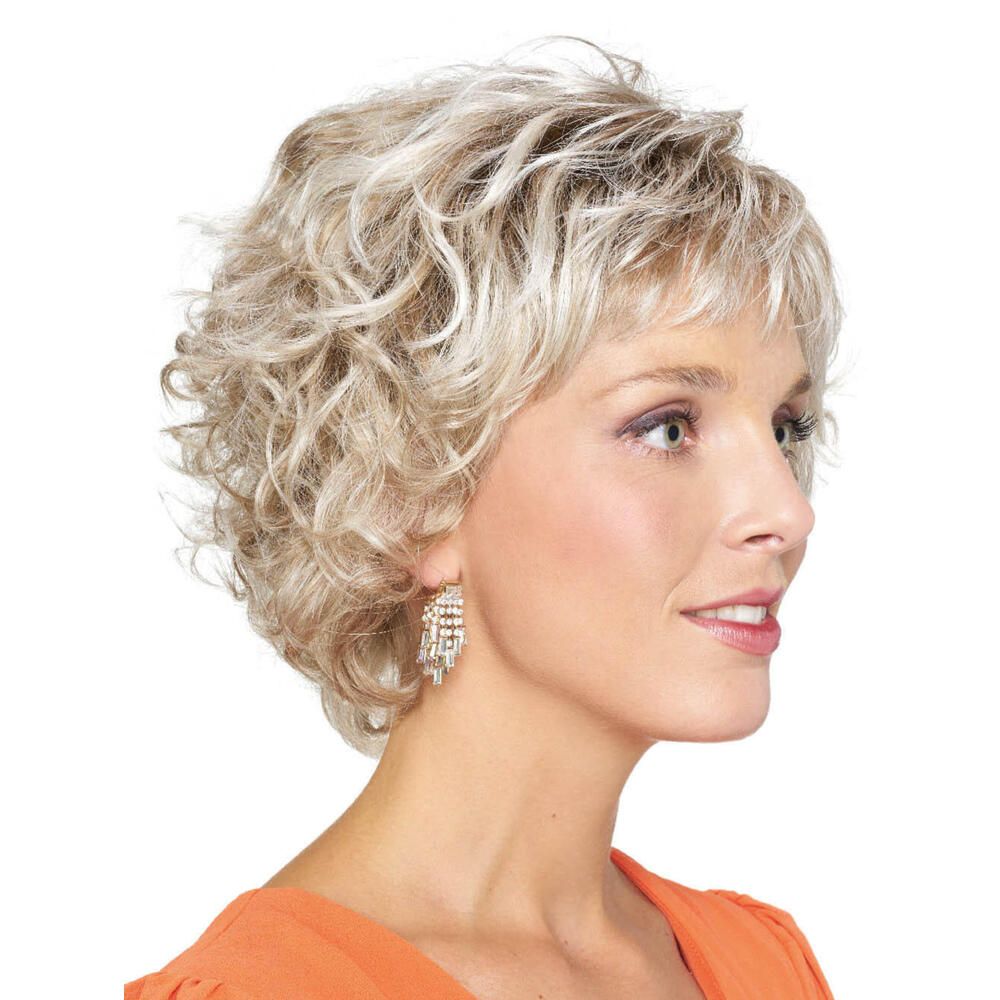 Kurzhaarperücke mit lockigem, blondem Haar. Frau im Profil, orangefarbenes Oberteil.
