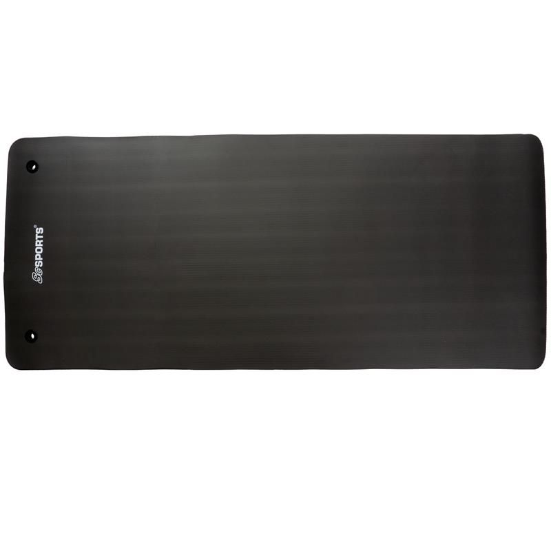 Ausgebreitete schwarze Gymnastikmatte mit Logo und Ösen. Marke: ScSPORTS.