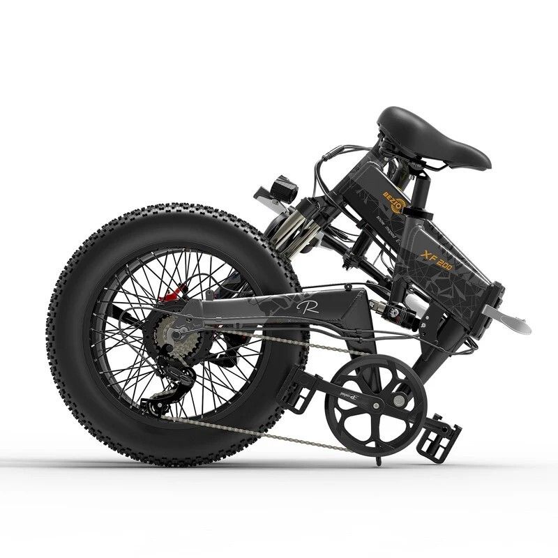 Gefaltetes Elektrofahrrad. Schwarzer Rahmen, breiter Reifen, Sattel. Details: Kette, Bremsscheibe, Pedale. Seitenansicht.