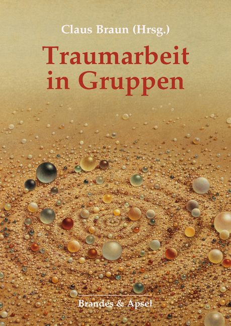 Buchcover mit Titel 'Traumarbeit in Gruppen'. Autor: Claus Braun. Verlag: Brandes & Apsel. Hintergrund: Sand mit farbigen Kugeln.