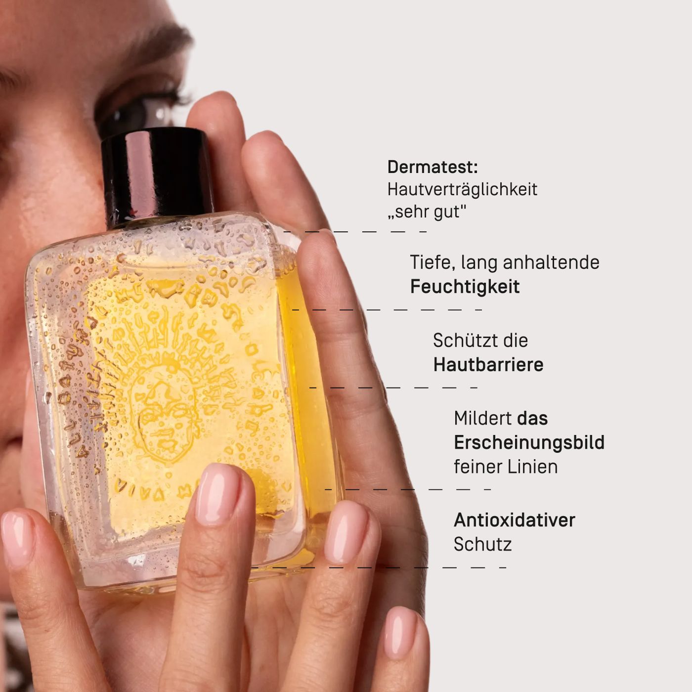 Frau hält Viva Maia Hydrating Toner. Text beschreibt Vorteile: Feuchtigkeit, Hautschutz, Milderung von Linien.