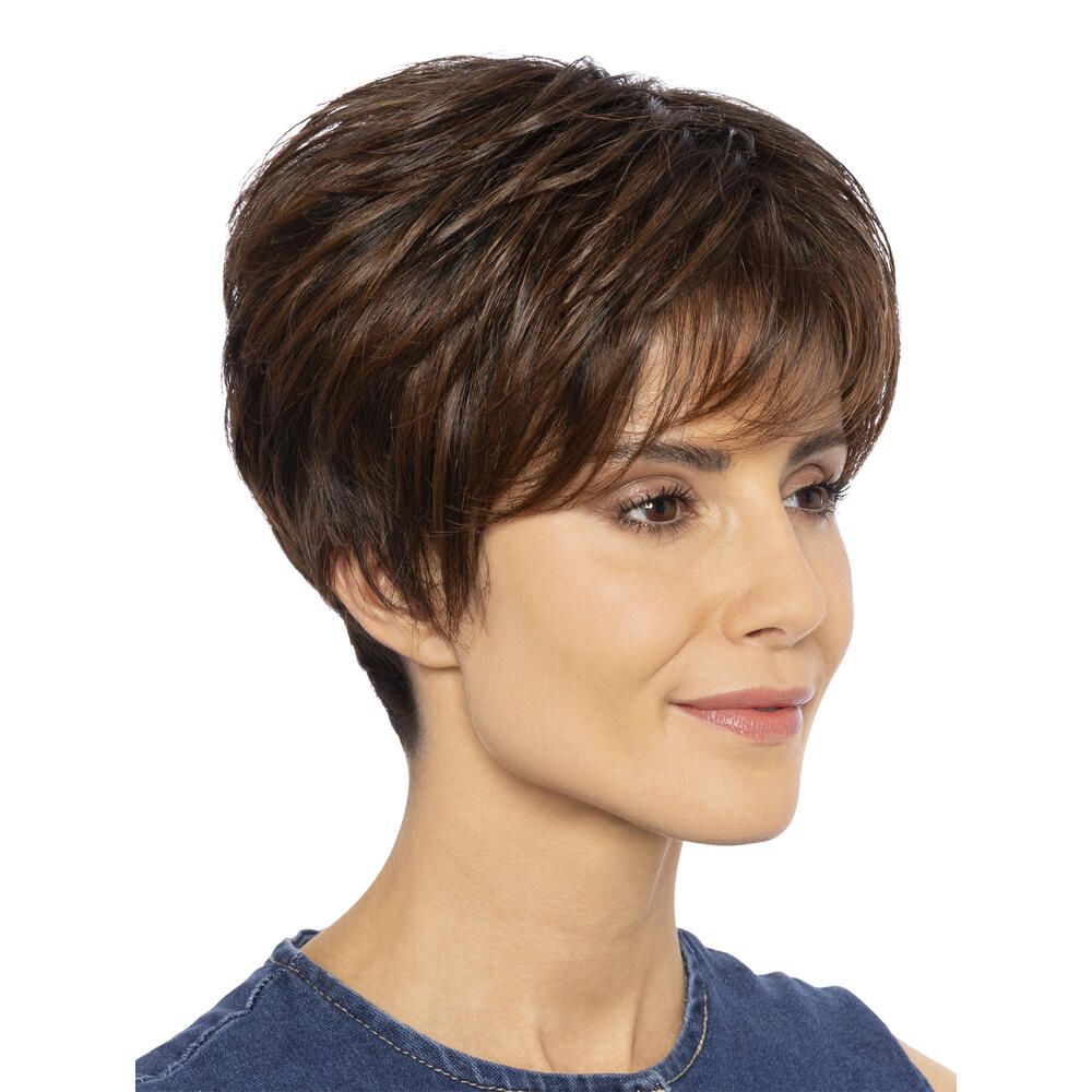 Kurzhaarperücke in Braun. Dreiviertelansicht einer Frau.