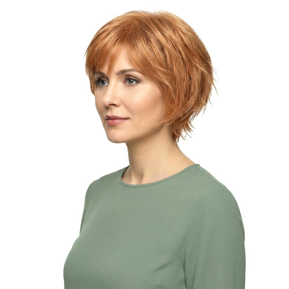 Seitenansicht einer Frau mit rotblonder Kurzhaarperücke. Der Schnitt ist fransig und modern.