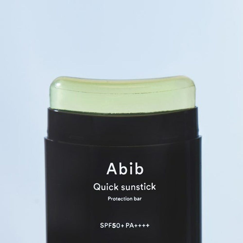 Schwarzer ABIB Quick Sunstick Protection Bar mit gelblichem Stick. Text: SPF50+ PA++++.