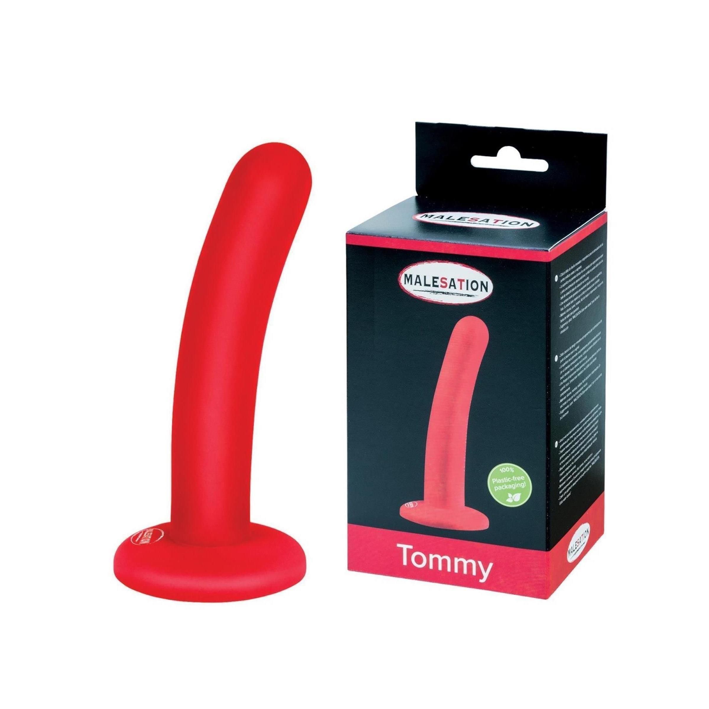 Roter Dildo neben Verpackung. Verpackung mit Logo MALESATION und Produktname Tommy. Gebogene Form, Basis.
